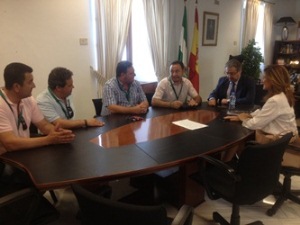 Los representantes del comité de empresa de Roca en Alcalá de Guadaíra, reunidos con Ricardo Sánchez y Juan Ignacio Zoido.