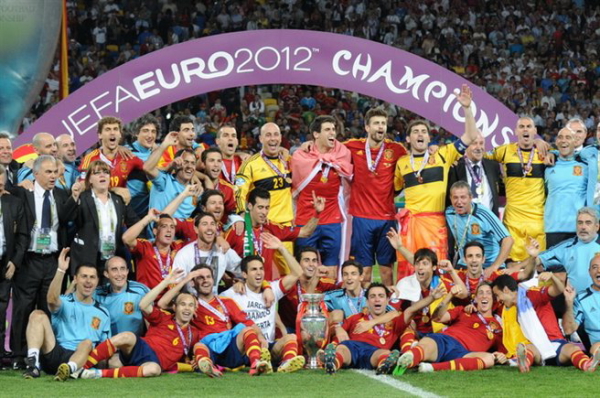_Euro_2012_trophy_03