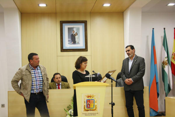 El delegado de Deportes y Participación Ciudadana, Federico Trigueros, entregó el premio a los padres del futbolista Jozabed Sánchez en la categoría Joven Valor