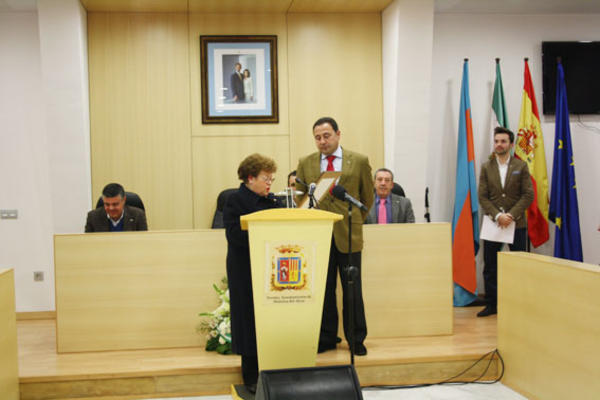 El alcalde, Ricardo Sánchez, le entregó el galardón a Pepa Montero como Mairenera del Año por su trayectoria