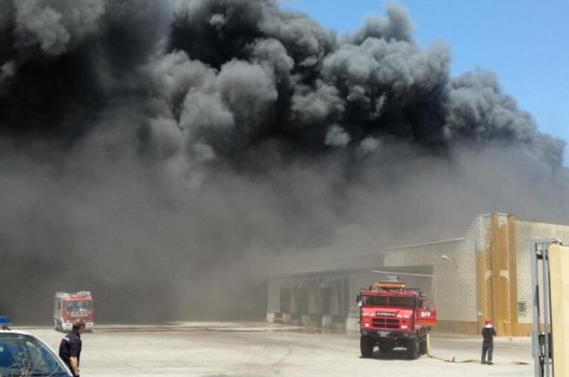 Espectacular incendio en la fábrica de Frutosol