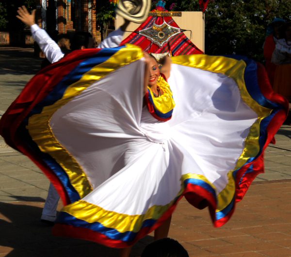 Mairena celebró el 12 de octubre con un Festival de Danzas Iberoamericanas