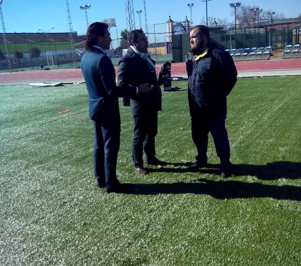 Comienza a colocarse el césped artifical en el campo de fútbol 7 del polideportivo